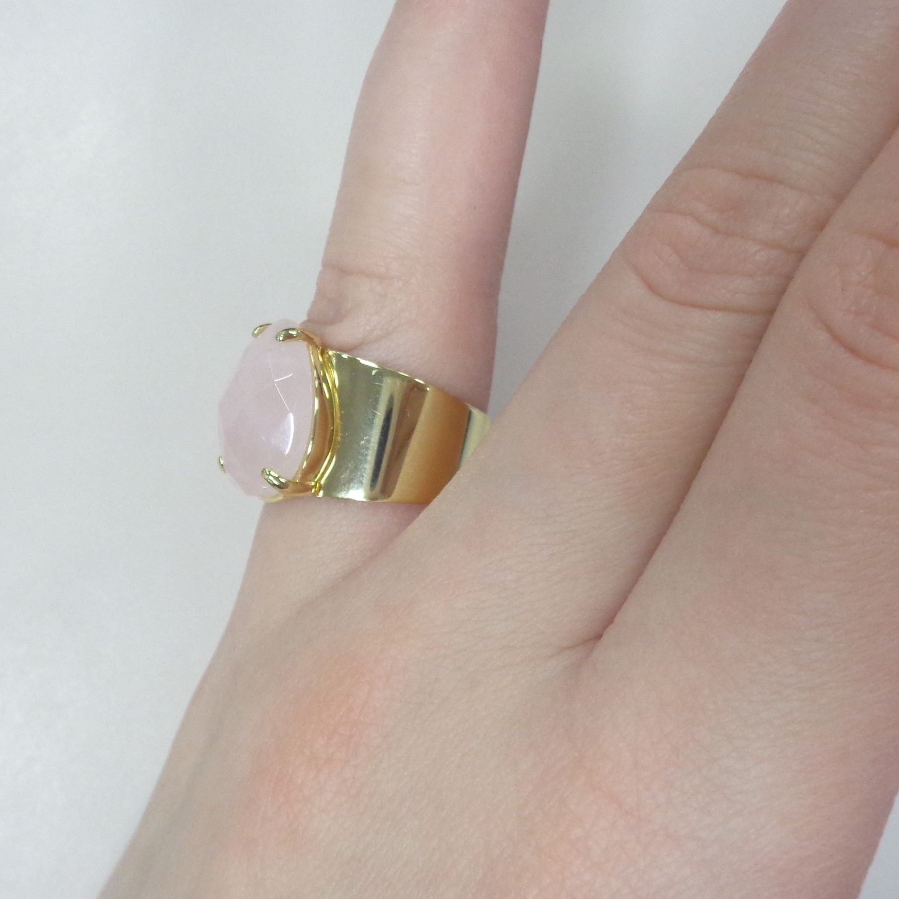 Серебряное незамкнутое кольцо с розовым кварцем